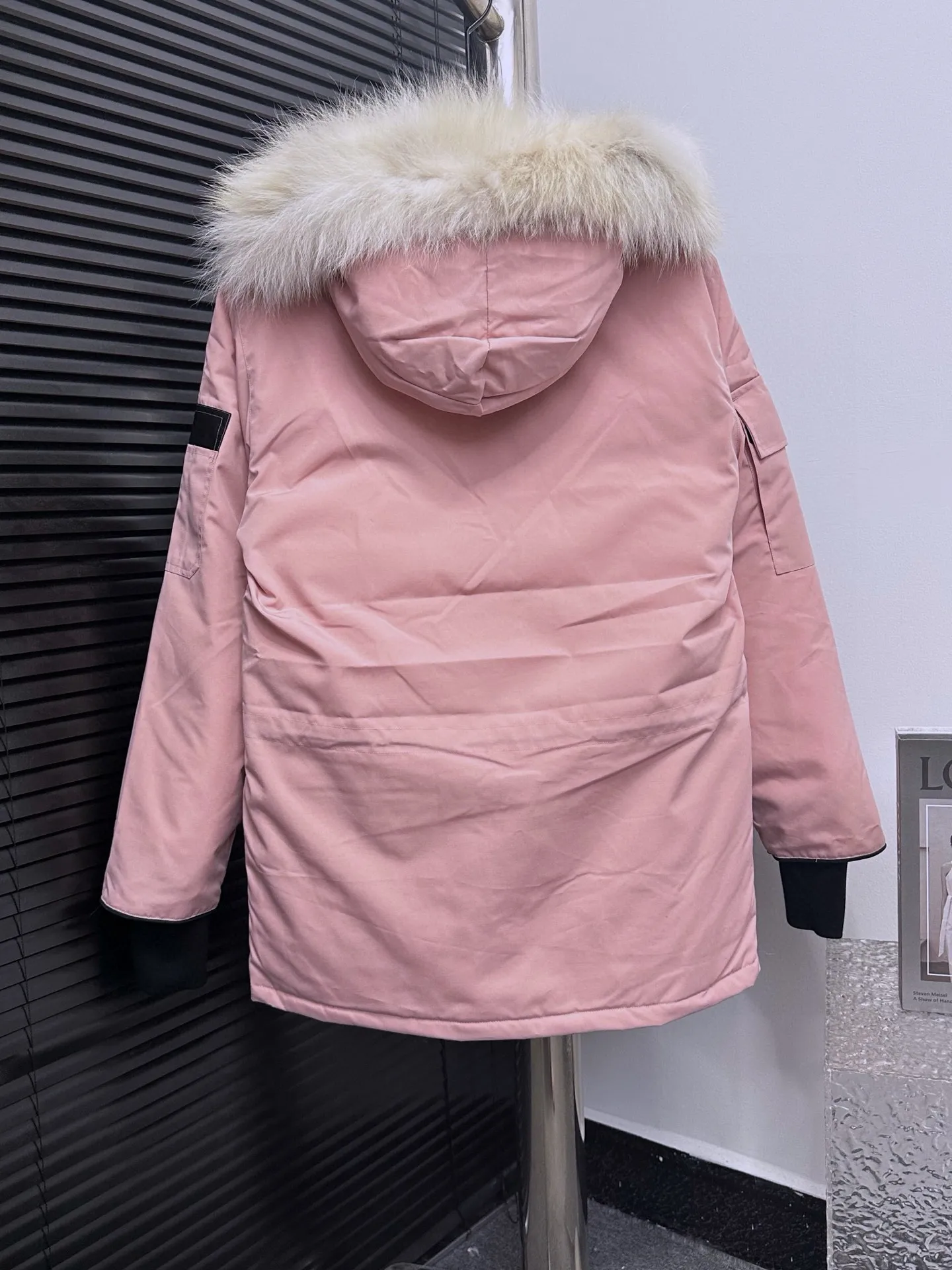 P780 Top Purchasing Version Idou Fan (Wolf Hair Optional) 🇨🇦CANADA GOOES 24 New Models 08/Couple Style Direct Factory Supply: Supplying global purchasing agents, micro-businesses, entities, Tmall, high-end stalls and studios, free shipping! Canada Goose Expedition Parka 2008 is the same style for men and women. It is mid-length and the most timeless classic. All Arctic and Antarctic scientific expedition teams choose Canada Goose as their cold-proof equipment. It is the Rolls-Royce of down jackets. ➖ Industry-leading anti-counterfeiting chip sensing. ➖ Imported Behringer embroidery machines and customized embroidery labels, the highest level and industry leading. ➖ Imported Korean 21-count polyester-cotton blended original fabric, TC85 waterproof coated fabric, water-repellent, windproof and wear-resistant. ➖ The new national standard 80 white duck down is filled with an average of 520 grams of down. The amount of down filled is industry-leading. ➖ 100% nylon lining with double double-layer sealing design to prevent velvet running, and seamless thread design on the cuffs! ➖ Western Canadian Green Wolf Collar. ➖ Yoshida YKK provides original factory-customized electroplated sliders. YKK two-way lockable zippers are tight and smooth and do not peel off paint. ➖ 3M composite Velcro is durable and the accessories and hardware are all custom-made. Note: Our copywriting is only simple and clear. Instead of bragging about the copywriting, it is better to compare and understand with samples. Only for the purest goose, the most dedicated, the most professional, the highest quality, the highest cost performance!  Size:XS-XXL